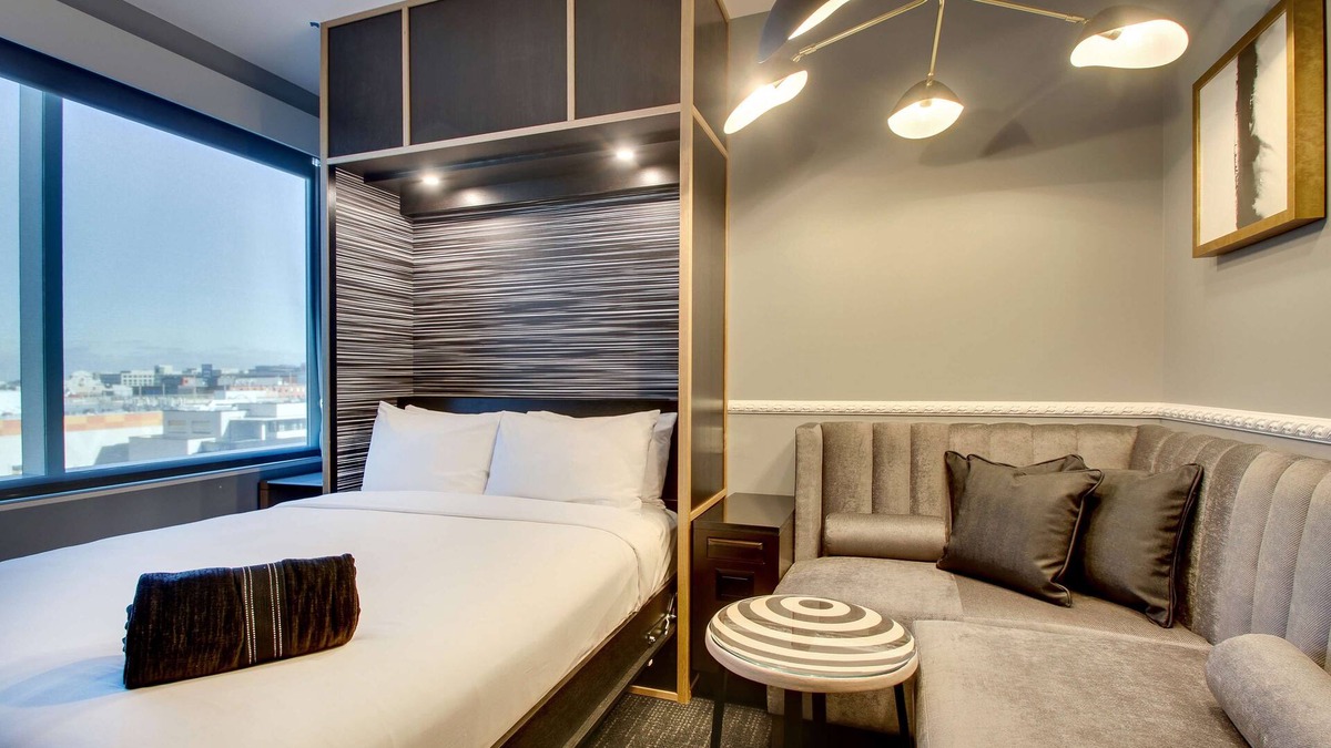 Rosemont Hotel | The Rose Chicago, Tapestry Collection by Hilton
