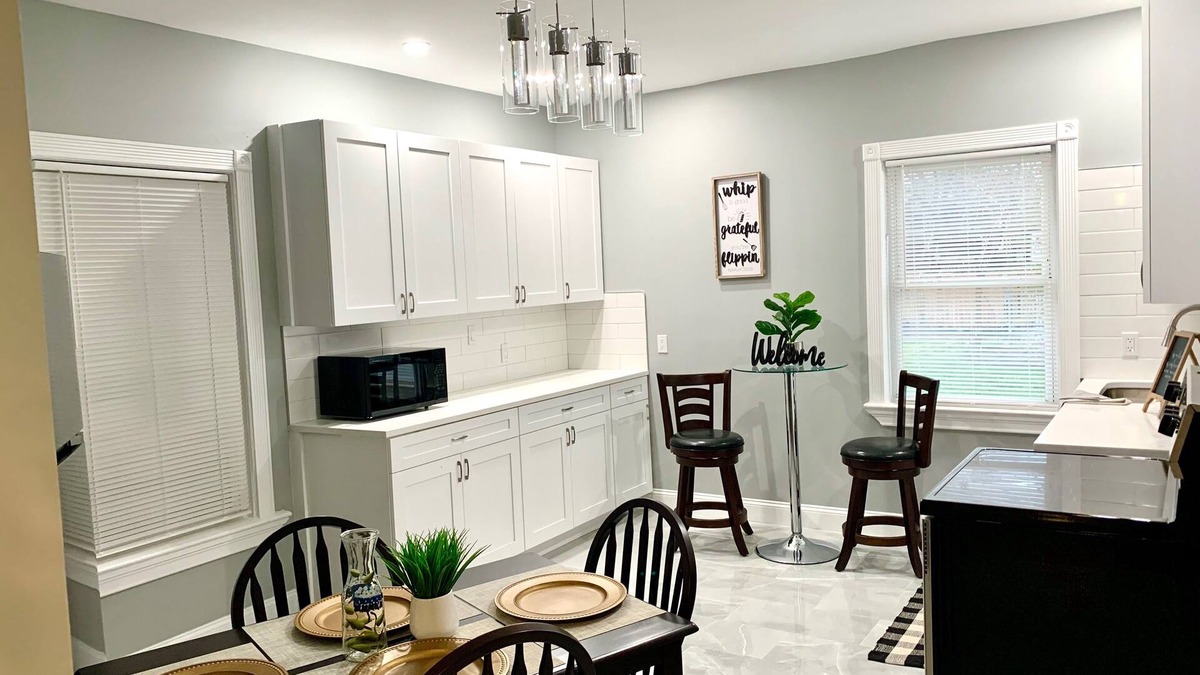 Downtown Niagara Falls House | The Roulette Duplex-Private Yard&Parking