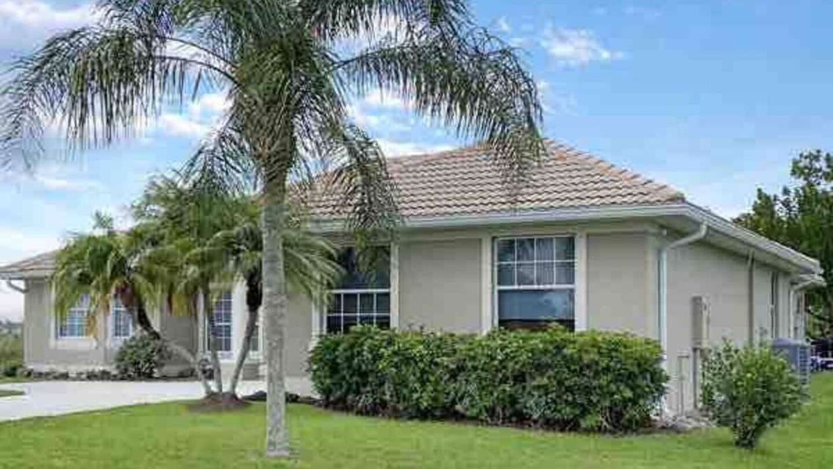 Naples House | The Royal Palm Golf Community 4 BR 3BA Pool home.nn