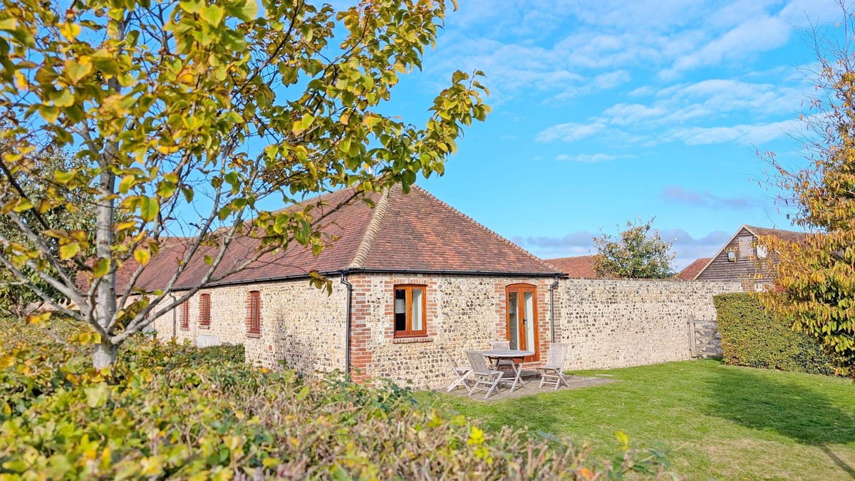 East Lavant Cottage | The Run, West Lavant - a barn conversion that sleeps 4 guests in 2 bedrooms