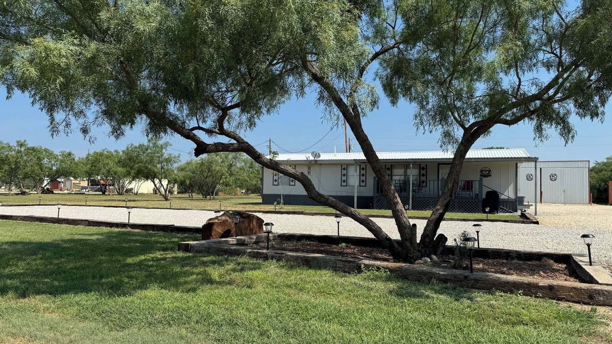 Voss House | The Runaway Place @ O.H. Ivie - 2 minutes from Elm Creek Marina and boat ramps.