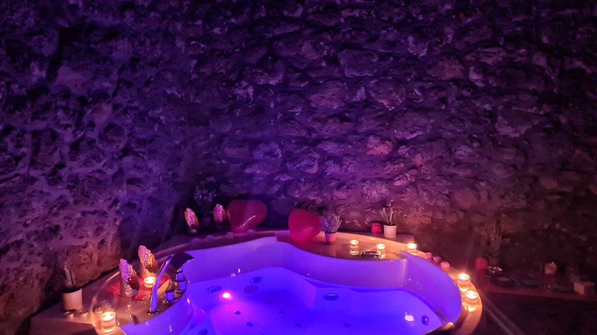 Santa Tecla Apartment | THE RUSTIC POZZILLO HOUSE WITH ADJACENT COTTAGE IDEAL FOR 15 PEOPLE