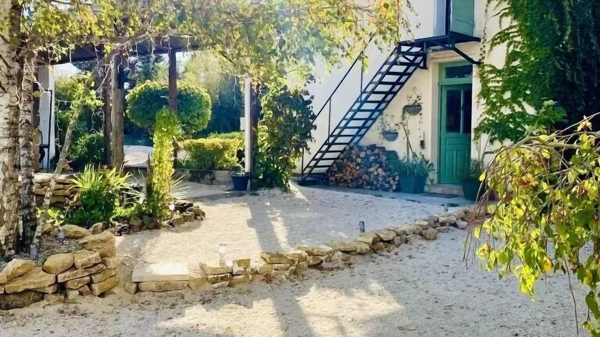Saint-Pierre-le-Moutier Cottage | The Sage Lodge