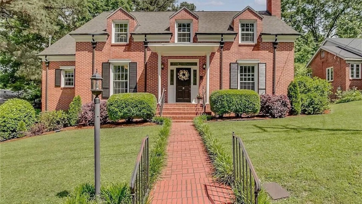 Tuscaloosa House | The Saban of Sherwood with a Pool located 0.9 miles from Bryant Denny Stadium