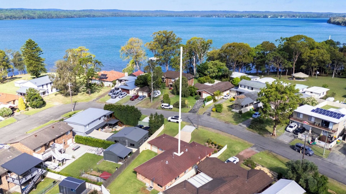 Mannering Park House | The Sailor's Haven - 200m from Boat Ramp!