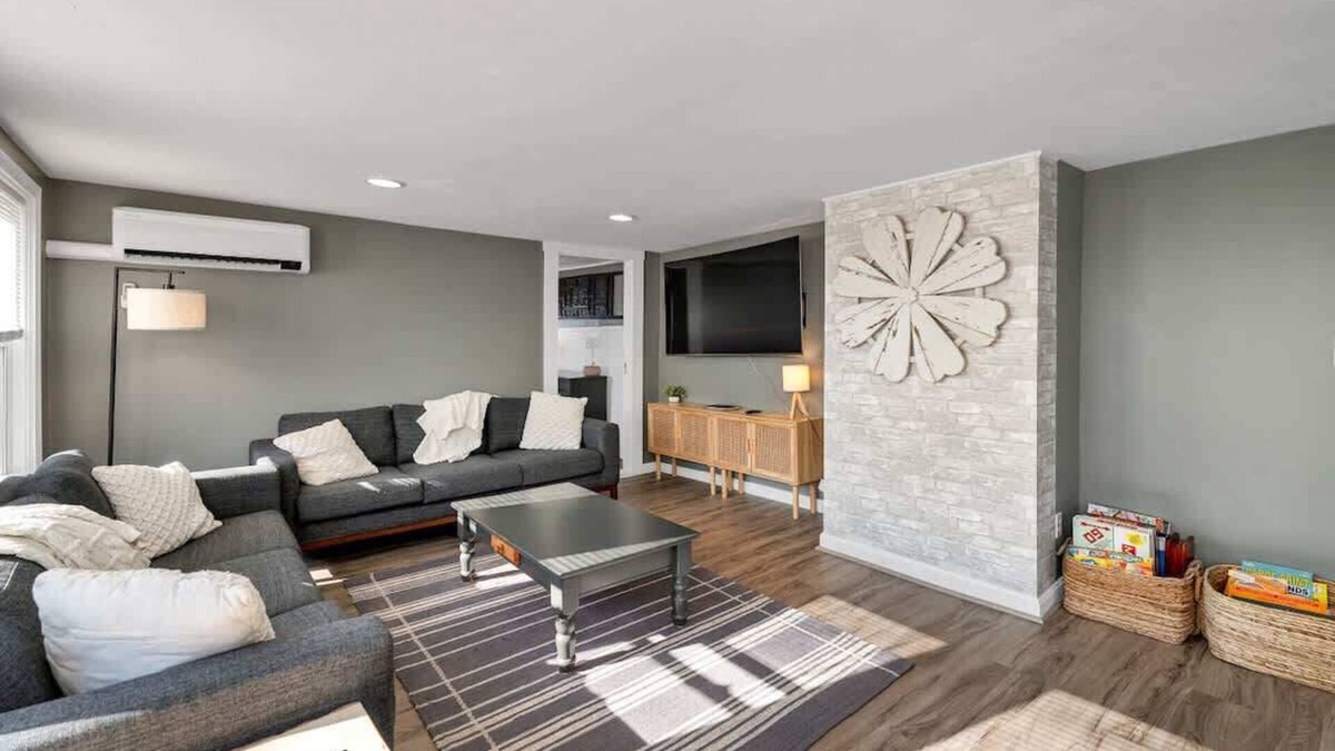 Hampton Apartment | The Salty Oyster - Amazing Deck and Short Walk to beach!