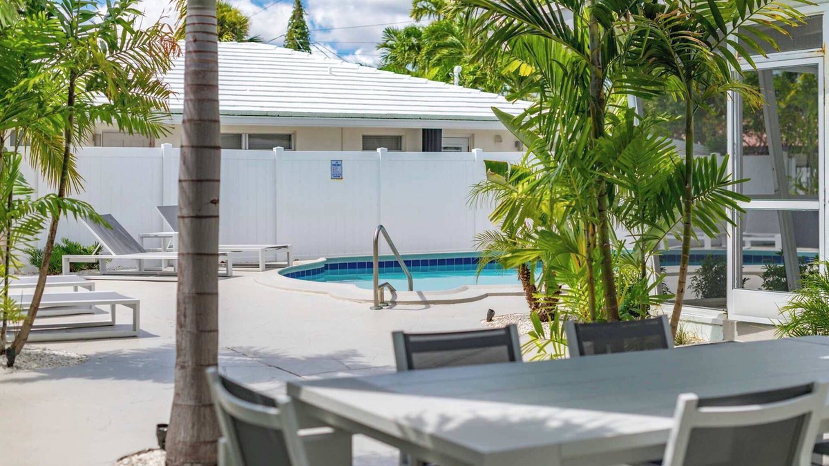 Dolphin Isles Apartment | The Sandbar|Walk To Beach|Fire pit + Pool