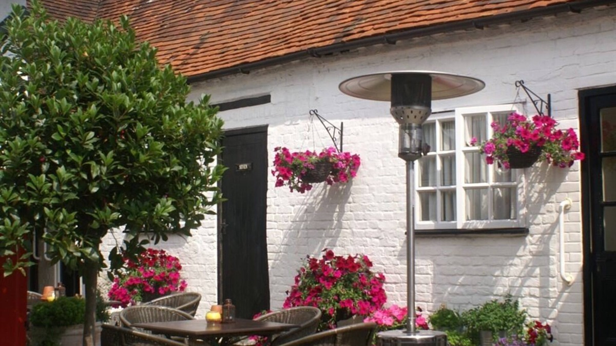 Amersham Bed & Breakfast | The Saracens Head