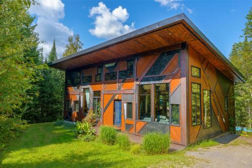 Val David Ski Chalet | The Sculptural Nature Escape Spa & Billiards