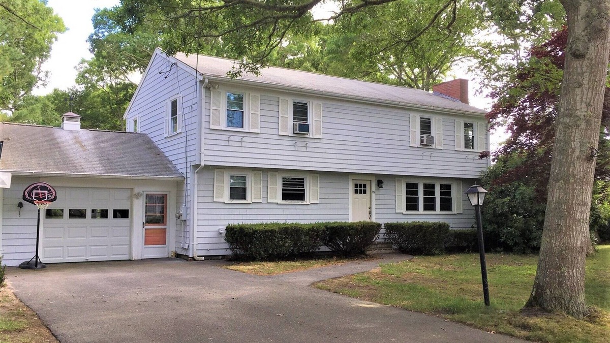 Bass River House | The Seabreeze Manor - a beach getaway, perfect for groups or several families!