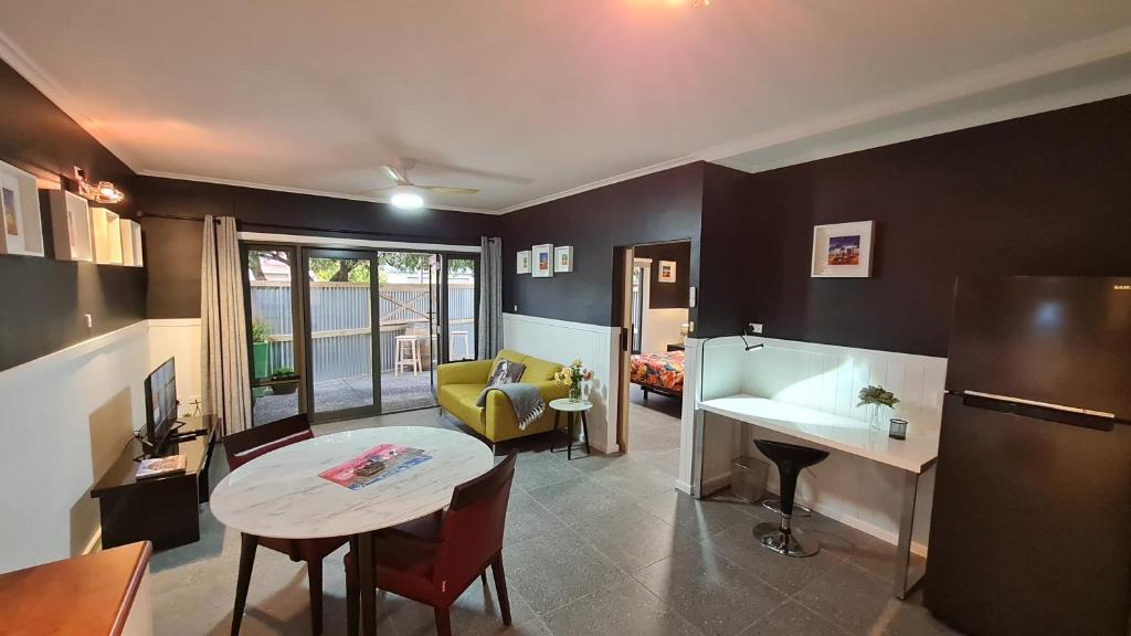 Port Pirie South Apartment | The Settler - Stylish One Bedroom Living