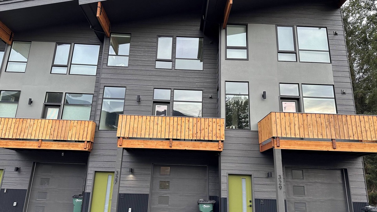 Alyeska House | The Seymour - Modern townhome with hot tub in Girdwood, AK