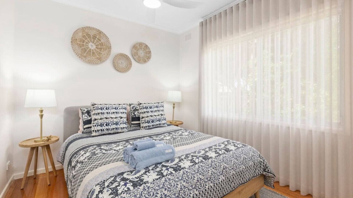 St Leonards Apartment | The Shack- Fireplace, walk to beach, pet friendly