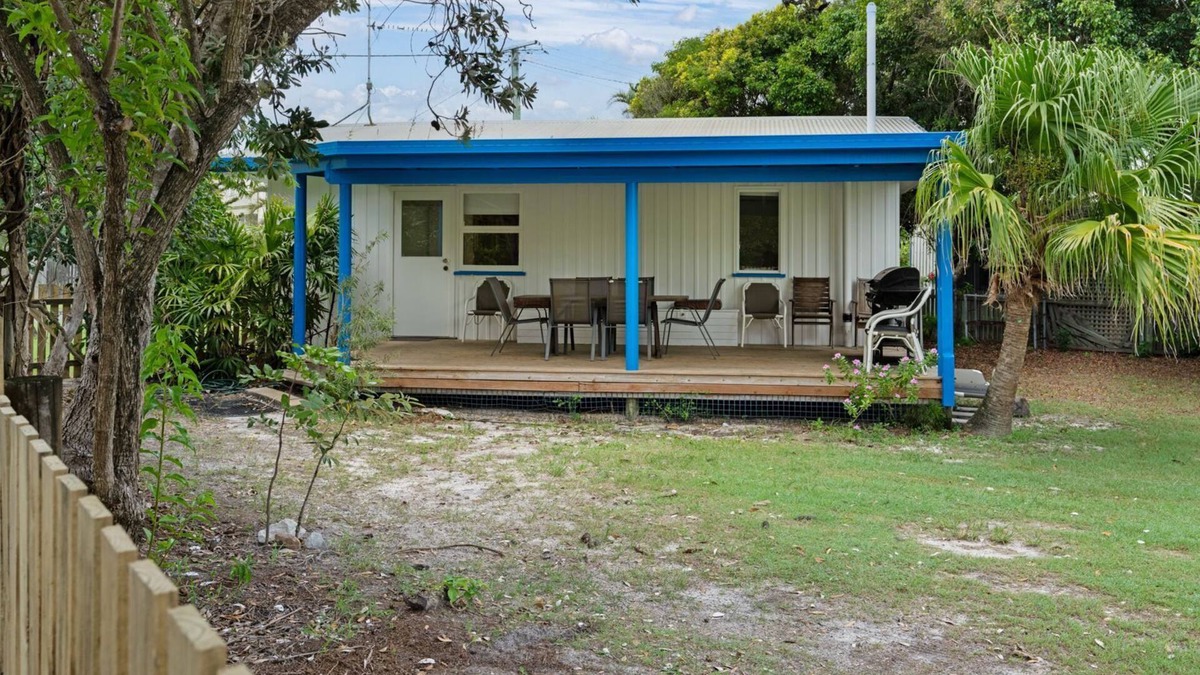 Rainbow Beach House | The Shack - Rainbow Beach. The Ultimate Beach Shack. Pets Welcome. Fenced yard.