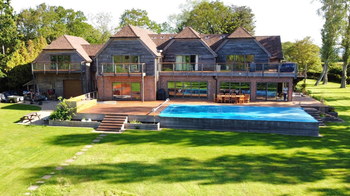 Hayling Island Cottage | The Shallows by inspirestays-com - a house that sleeps 12+2 guests in 6 bedrooms
