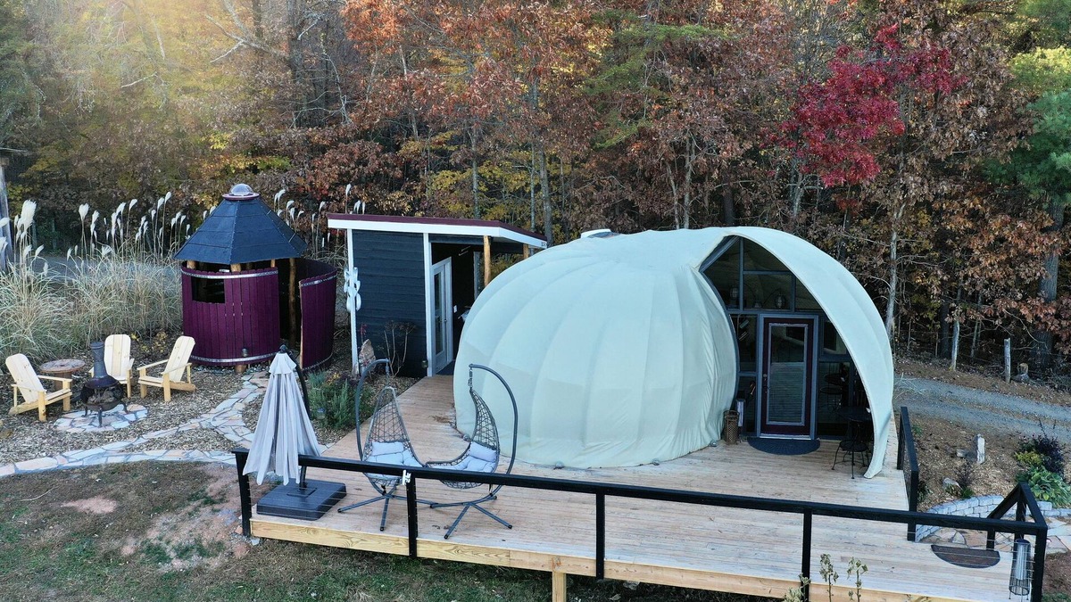 Alexander House | The Shell Dome ~Sauna ~Outdoor Shower ~Mtn Views ~Movie Projector ~Labyrinth