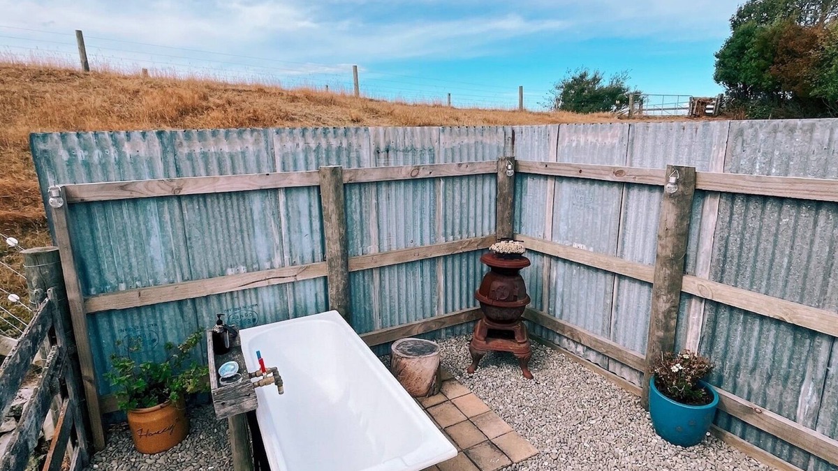Oamaru Cabin | The Shepherd's Rest with alpaca, sheep & outdoor bath. Close to Oamaru.