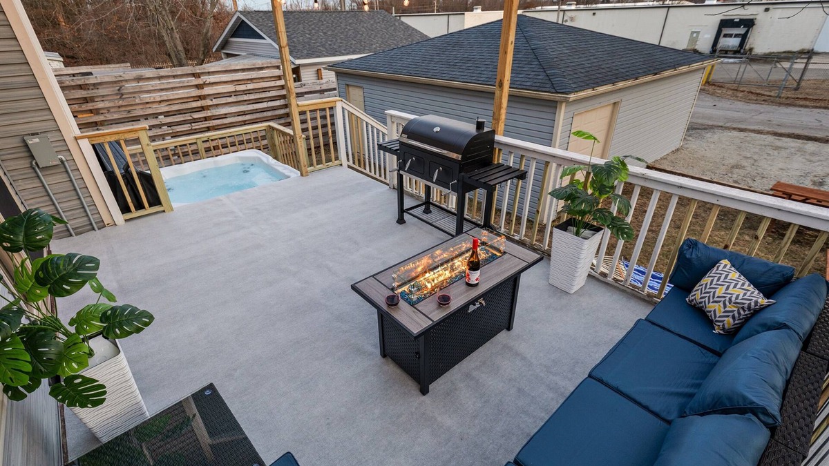 Michigan City House | The Sheridan Grand | 8 Bedrooms | Pet Friendly | Hot Tub | Sauna