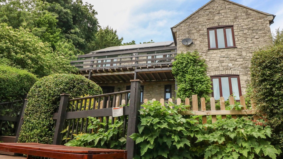 Bridport Cottage | THE SKILLING, pet friendly, with hot tub in Bridport