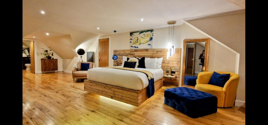 Coatbridge Bed & Breakfast | The Sleeping Dog Room at The Grumpy Schnauzer BnB Huge Room, Luxe Suite, Private Hot Tub, Breakfast, Gym, Games Room, Farm Stay, Amazing
