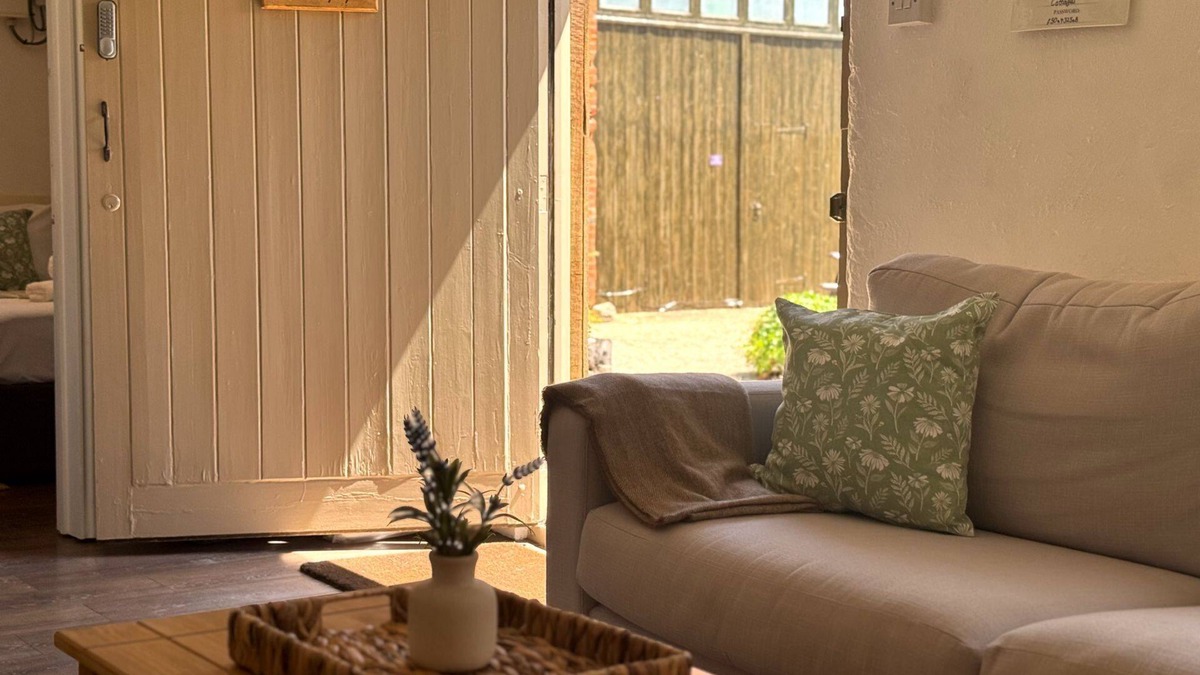 Lechlade Apartment | The Smythy Cotswolds Cottage Farm Stay With Pool