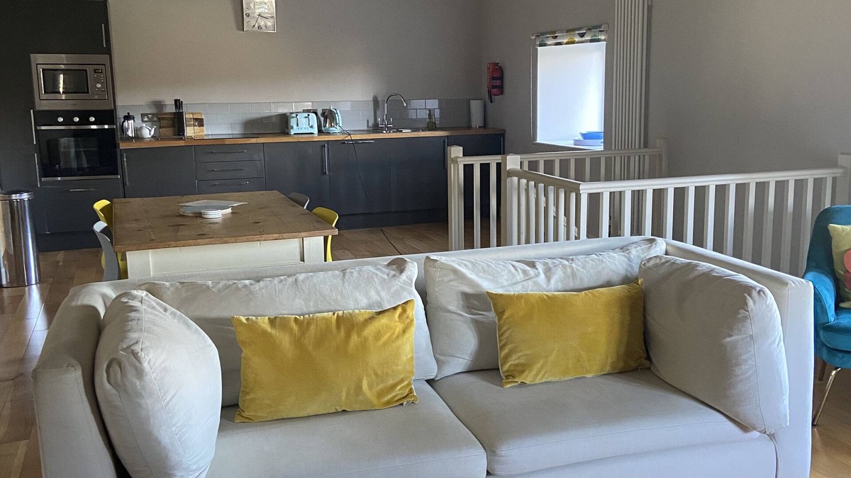 Saint Goran House | The Snug - Beautiful Grade 2 listed barn conversion
