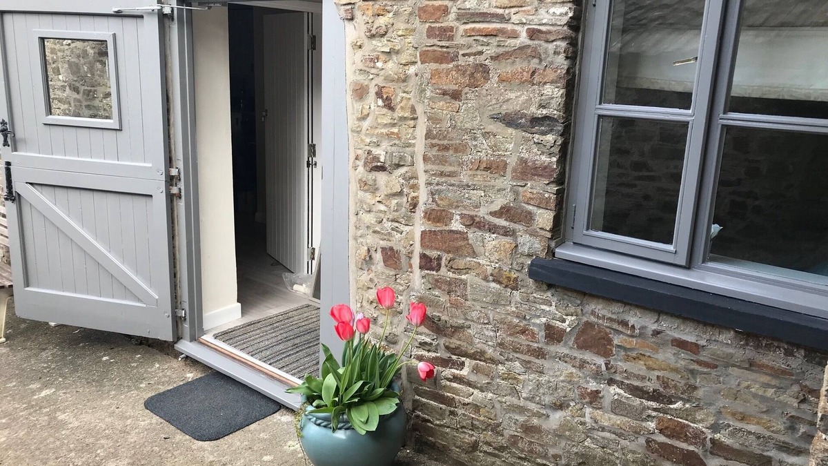 Eastleigh Cottage | The Snug - lovely one bedroomed cottage