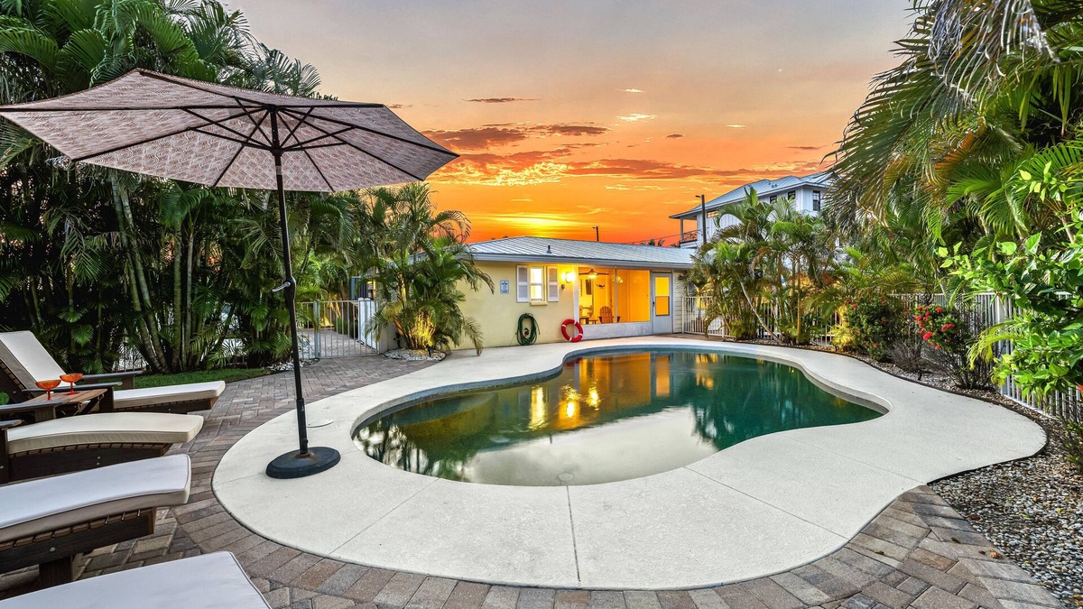 Siesta Key House | The Solaster | Pet Friendly Home on Siesta Key w/2 Heated Pools, Walk to Beach & South Village!