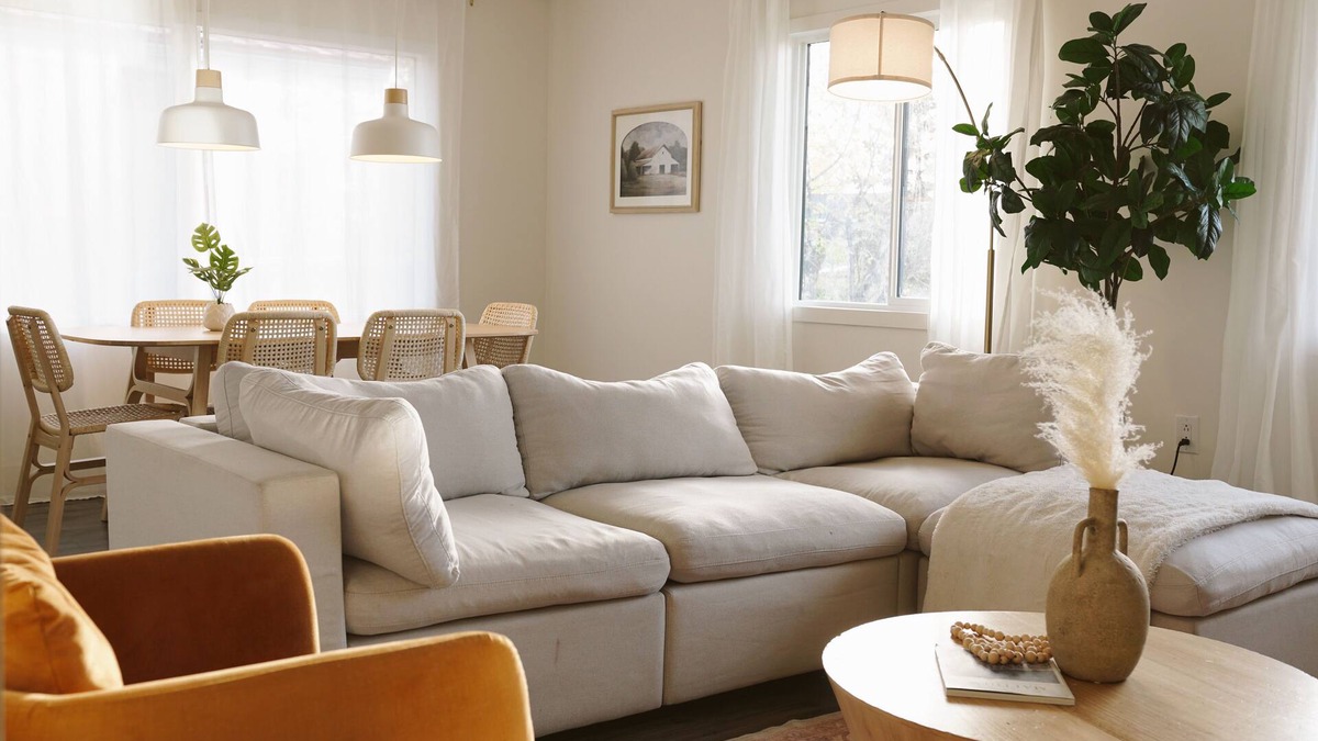 Fort St. John House | The Soleil HousenModern 3 Bedroom House + King Size Bed