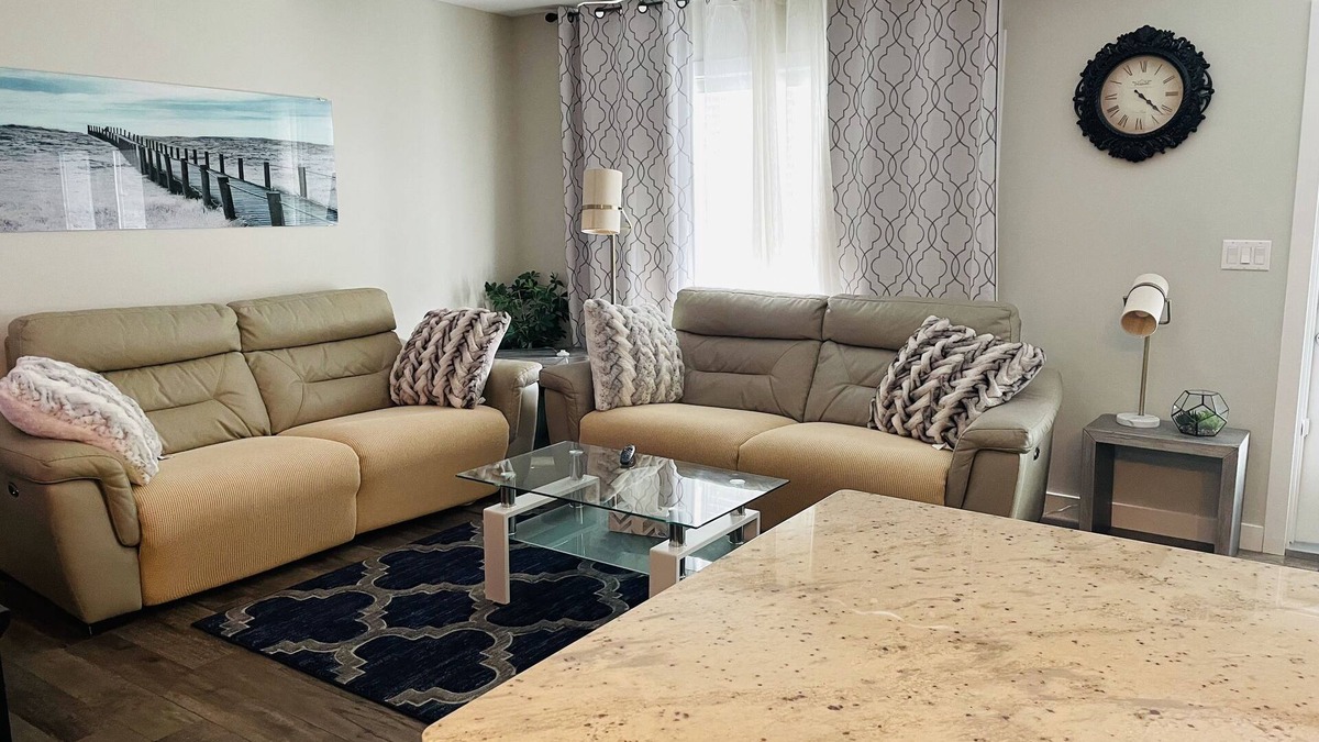 Stonebridge House | The Sophie's @ Sask (3BR/2.5BA)