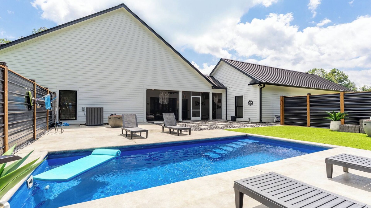 Pleasant View House | The Southern Oasis - Quiet Country Escape with Pool