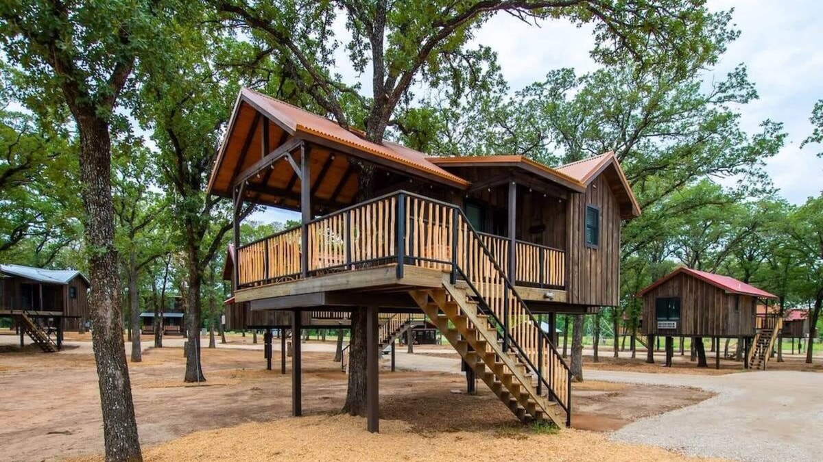 Elm Mott RV Rental | The Sparrow Treehouse 15 MIN to Magnolia & Baylor