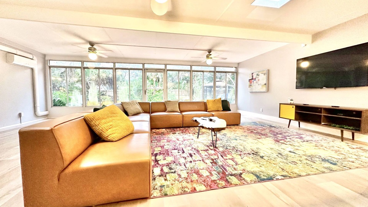 Largo House | The Sputnik Sleeps 20 Pool 10 minutes to Beaches Family-Friendly