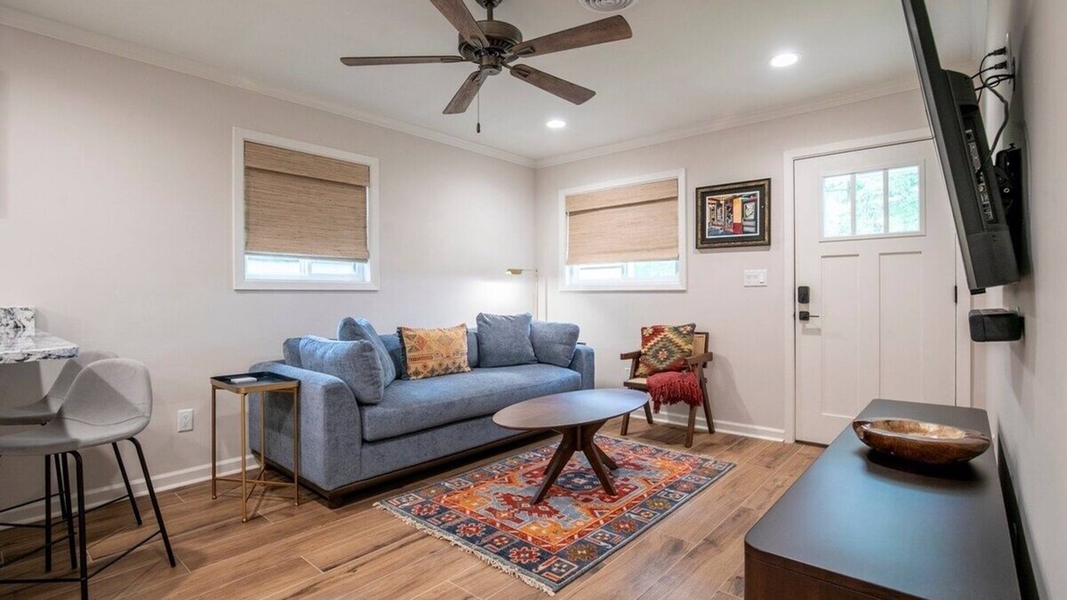 Oxford House | The Square Unit 2, Cozy 1 BR by VelvetDitchVillas