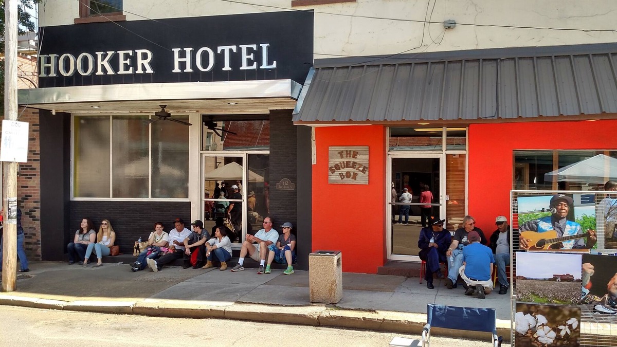 Clarksdale Apartment | The Squeeze Box : Rated #1 in 5 Stars ★ ★ ★ ★ by our guests