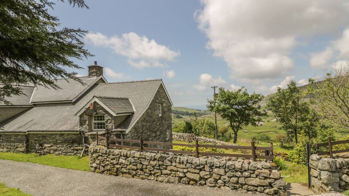 Llanbedr Cottage | THE STABLE COTTAGE, pet friendly, country holiday cottage in Llanbedr
