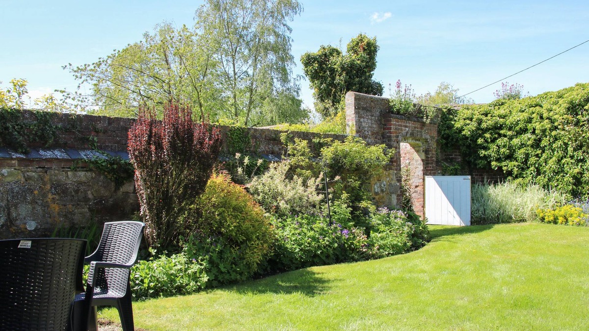 Eaton Mascott Cottage | The Stables