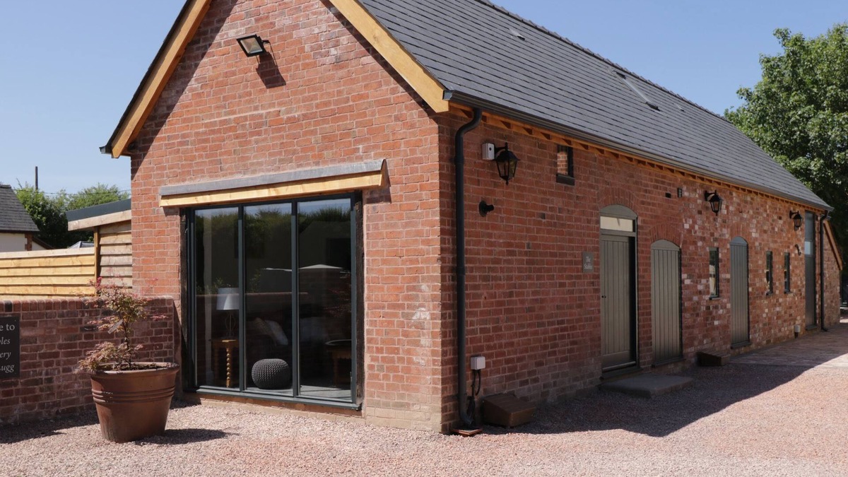 Hereford Cottage | THE STABLES, pet friendly, with hot tub in Hereford