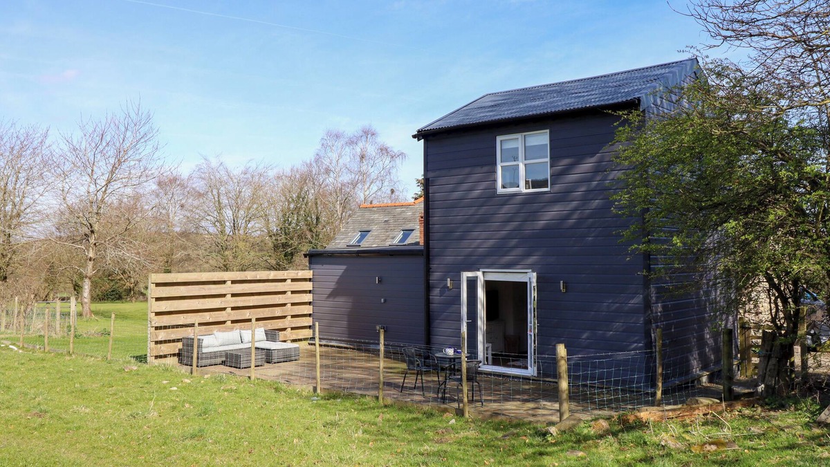 Mold Cottage | THE STABLES, pet friendly, with a garden in Tafarn-Y-Gelyn