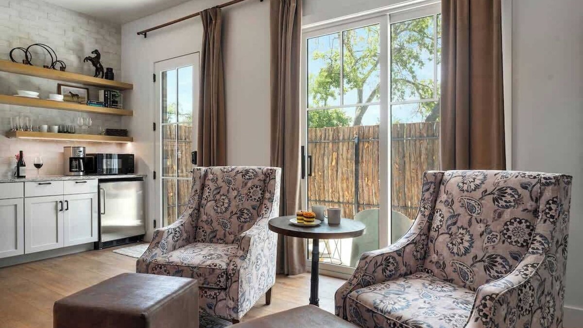 Fredericksburg House | The Stables Suite Two-1 block to Main Street!