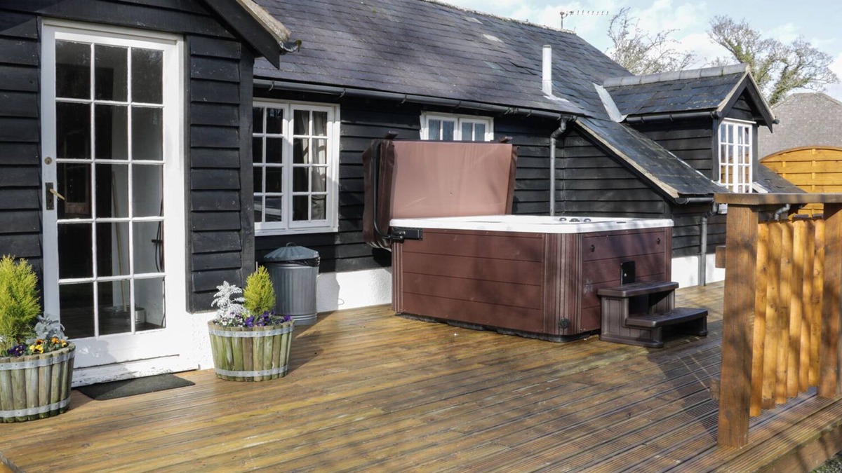 Garthmyl Cottage | THE STABLINGS COTTAGE, pet friendly, with hot tub in Garthmyl