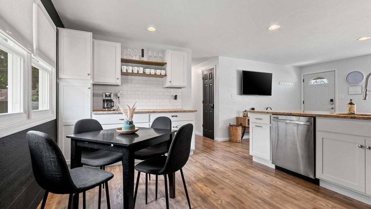 Ashwaubenon House | The Stadium View - Walking Distance to Everything!