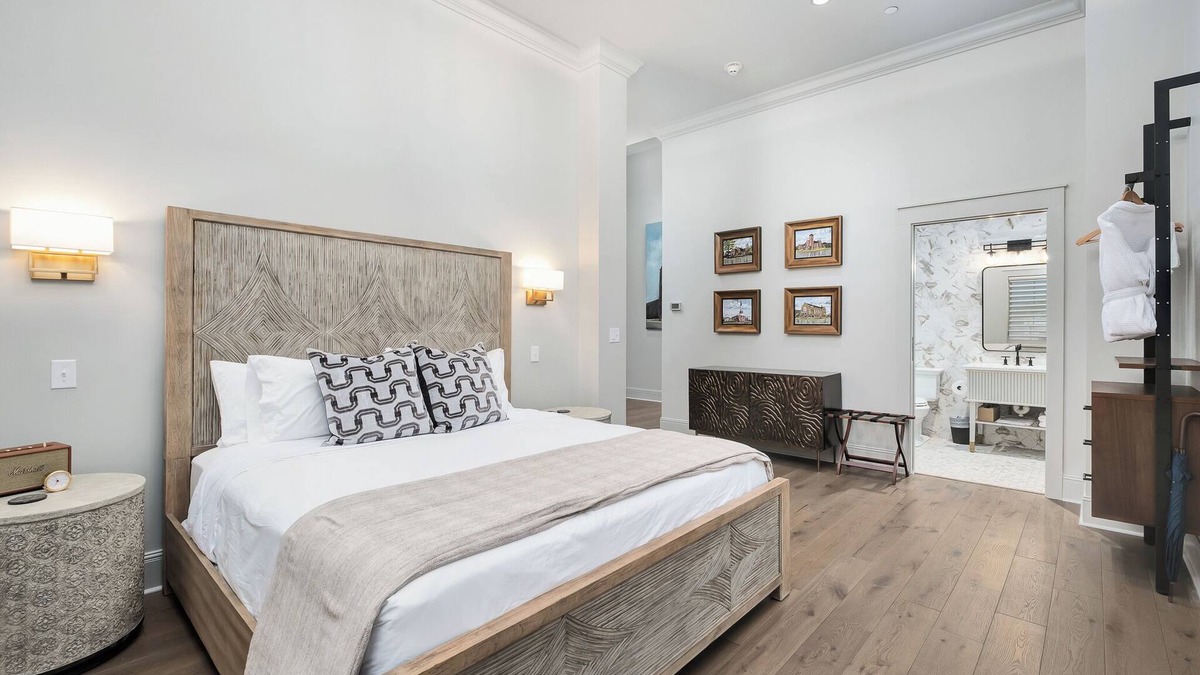 Cullman Hotel | The Steeples Suite | 5 Minutes from I65 | In the heart of Cullman