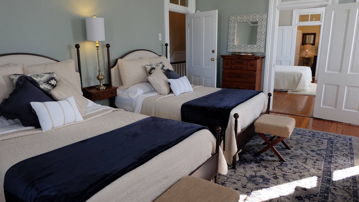 Historic Downtown Savannah House | "The Stella" Vintage Fun & Artsy Victorian w/Parking = Family & Friends Getaway