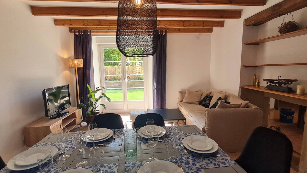 Oelleville House | The Stones of Happiness. Village House