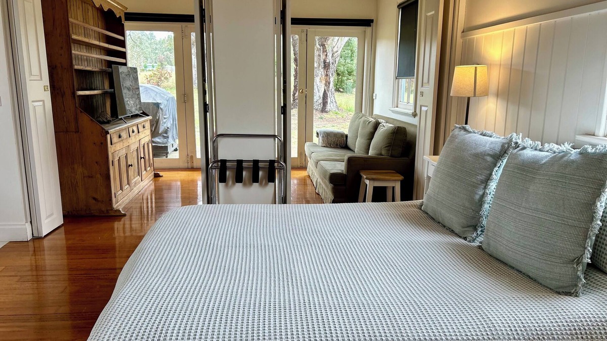 Yarck House | ‘The Storeroom’ Shop out front sleep out back! The Churches Yarck