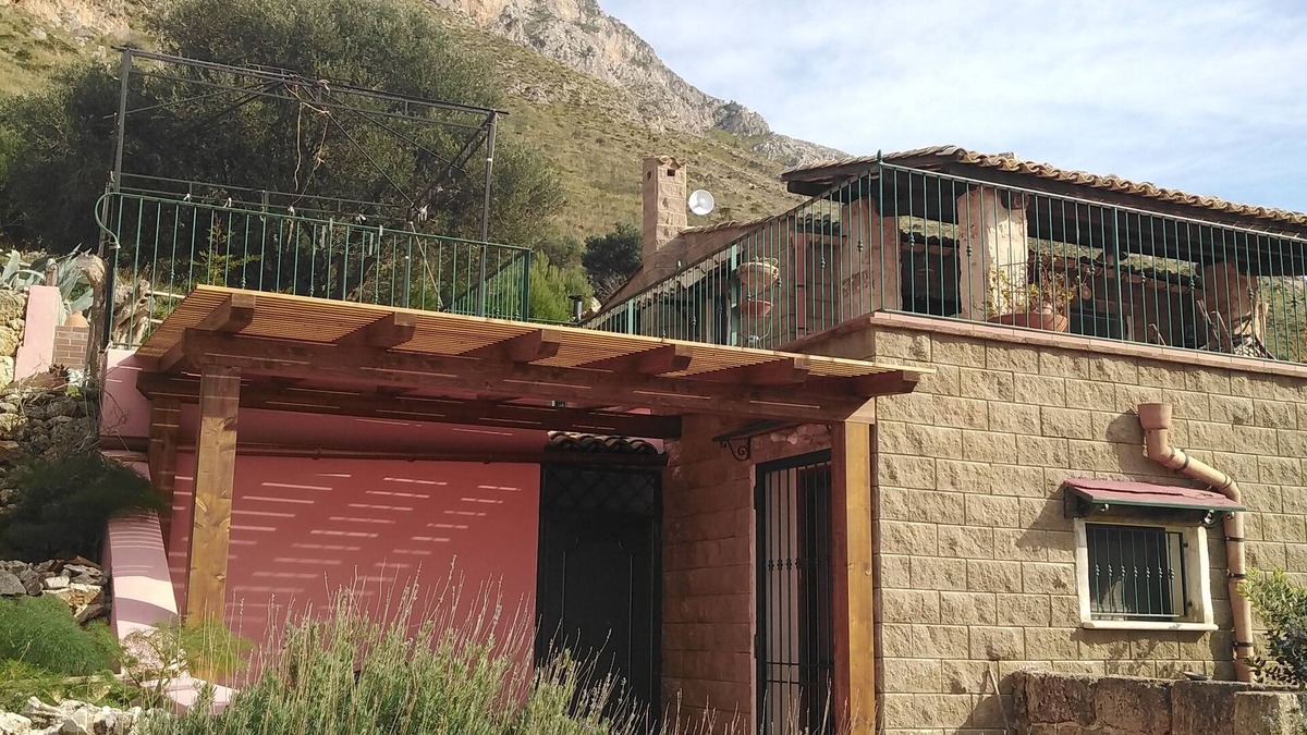 Castelluzzo House | The strawberry tree apartment