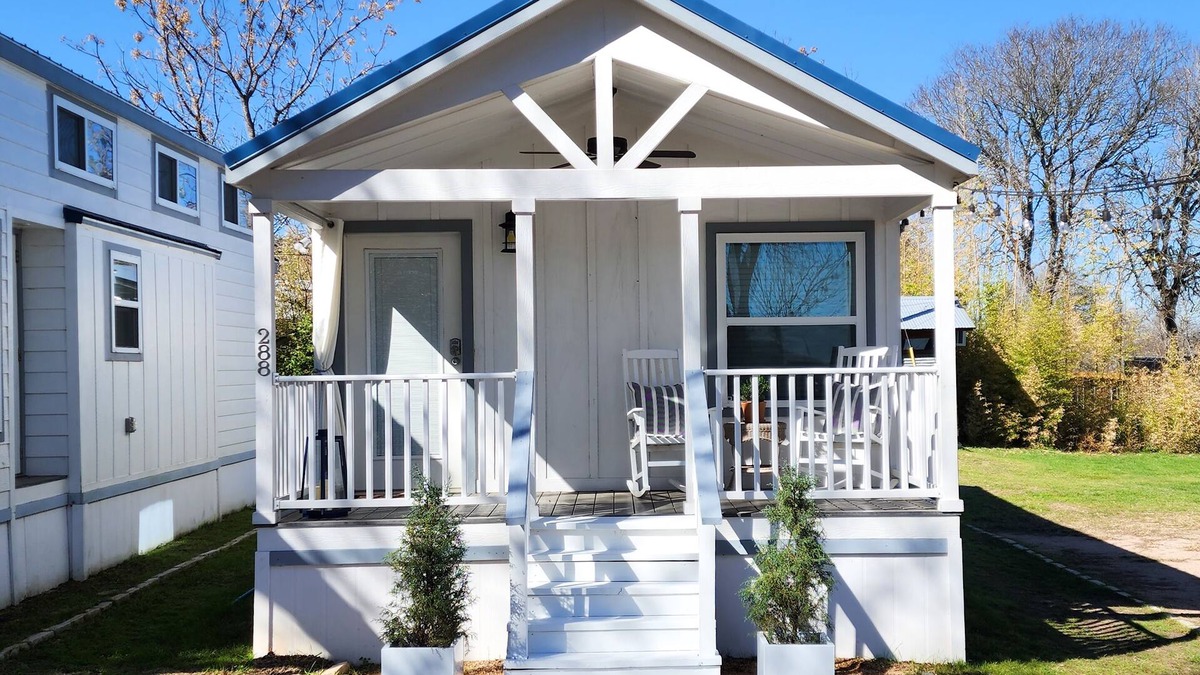 Staples Cabin | "The Suite" w/King Bed - By The San Marcos River