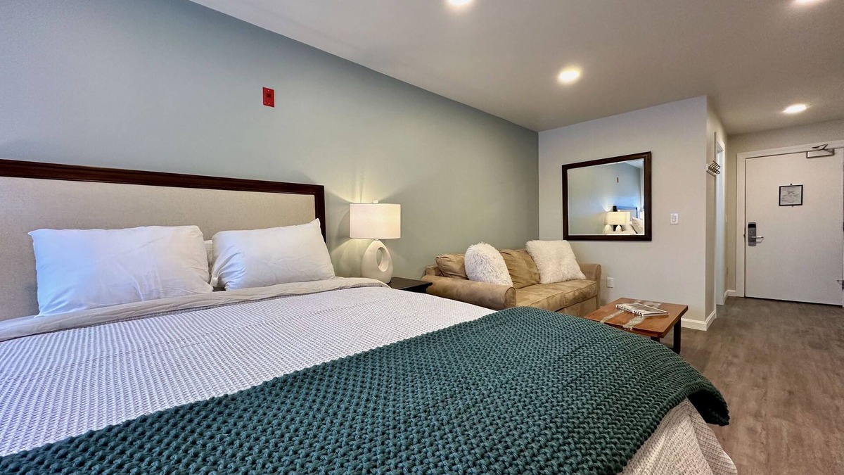 Killington Apartment | The Suites: Next Door - Studio at Killington Resort on the Bus Route. Discounted Ski Rentals. 531