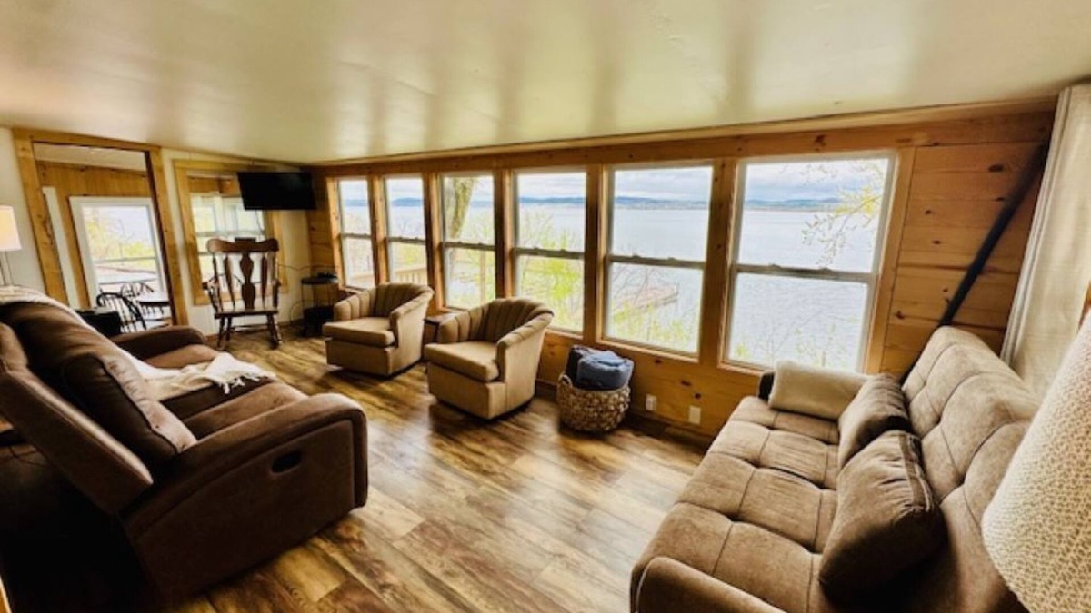 Wabasha Cabin | The Summer Breeze - Close to everything Mississippi River Valley!